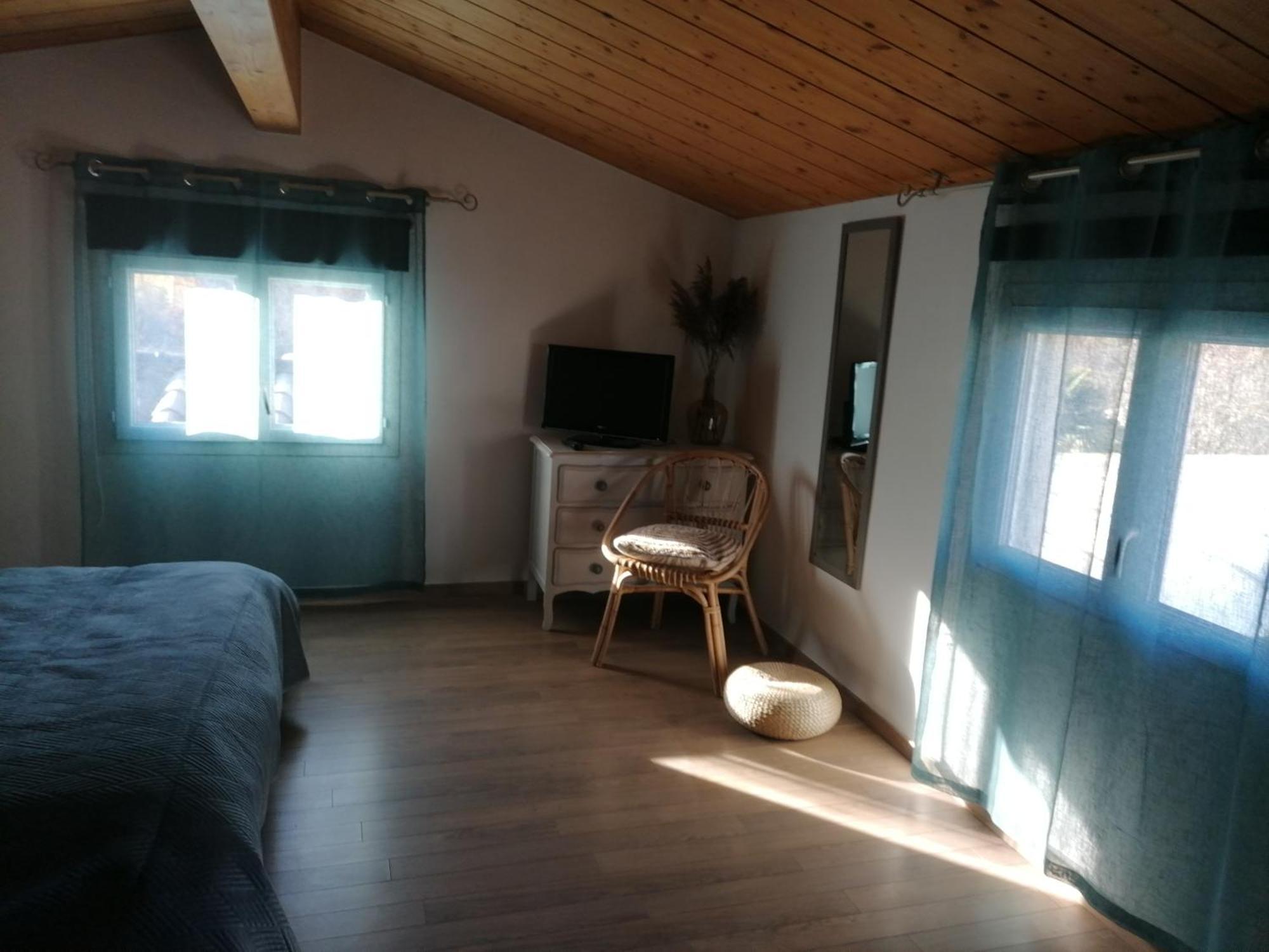 Chambre Familiale "Le Pecher" Saillans  Δωμάτιο φωτογραφία